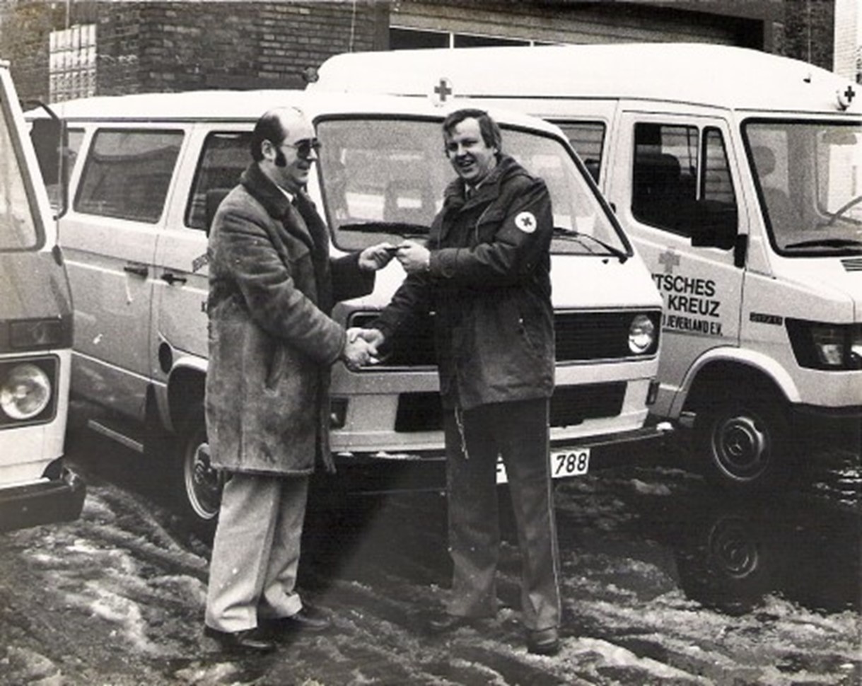 Der DRK Bereitschaft wird ein neues Fahrzeug übergeben. Bild aus 1990